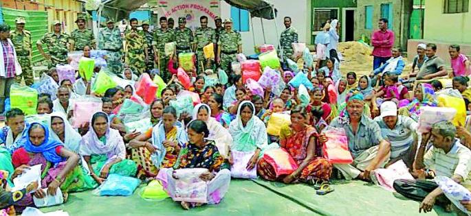 Distribution of mosquito nets to citizens | नागरिकांना मच्छरदाण्यांचे वितरण