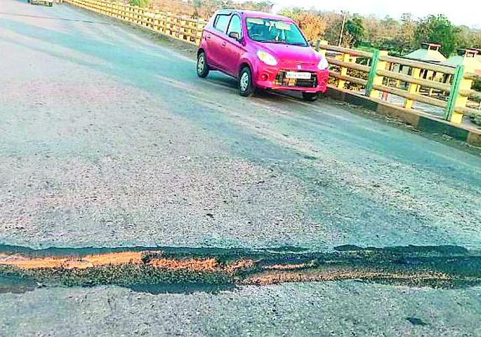 Accident flare-up on Wainganga river bridge | वैनगंगा नदीपुलावर वाढला अपघाताचा धाेका