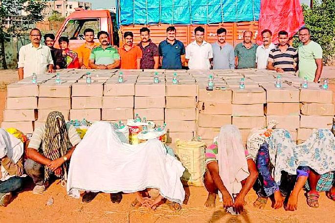 14 lakh liquor seized near Korchi | कोरचीजवळ पकडली १४ लाखांची दारू 14 lakh liquor seized near Korchi | कोरचीजवळ पकडली १४ लाखांची दारू