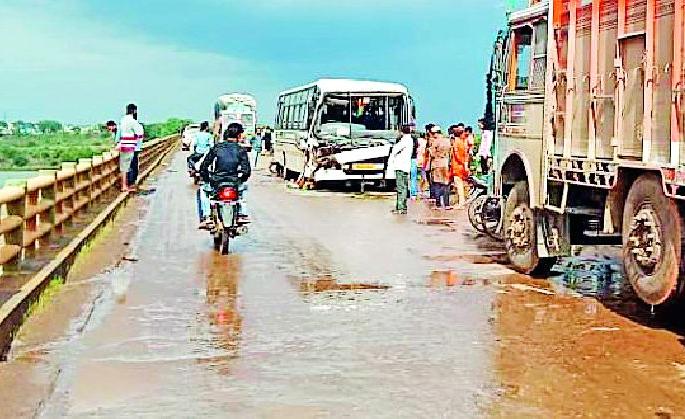 Truck and private buses | ट्रक व खासगी बसची धडक