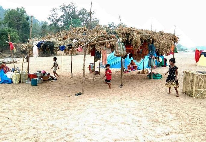 With the terror of Korona, the people were lives in the river | Corona Virus in Gadchiroli; कोरोनाच्या धास्तीने 'त्यांनी' नदीतच थाटला संसार