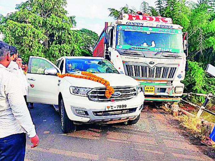 Accident to MLA Holi's vehicle | आमदार होळी यांच्या वाहनाला अपघात