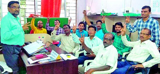 The organization is firm on the decision of the strike | संपाच्या निर्णयावर संघटना ठाम The organization is firm on the decision of the strike | संपाच्या निर्णयावर संघटना ठाम