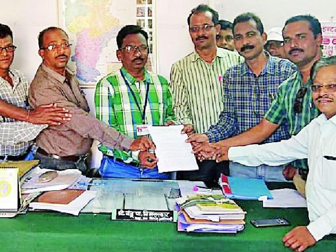 Salary of biometric hail | बायोमेट्रिकच्या हजेरीने अडले ग्रामसेवकांचे पगार Salary of biometric hail | बायोमेट्रिकच्या हजेरीने अडले ग्रामसेवकांचे पगार