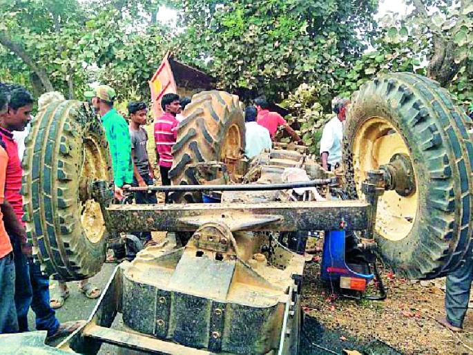 Vehicle tractor collides, kills elderly; Two serious | वऱ्हाड्याच्या ट्रॅक्टरला ट्रकची धडक, वृद्धा ठार; दोन गंभीर