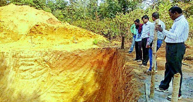 CEO village, village collector | सीईओ गावात, ग्रामसेवक तावात