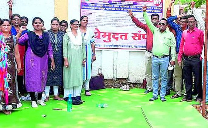 Sub-divisional and tehsil offices fell | उपविभागीय व तहसील कार्यालय पडले ओस Sub-divisional and tehsil offices fell | उपविभागीय व तहसील कार्यालय पडले ओस