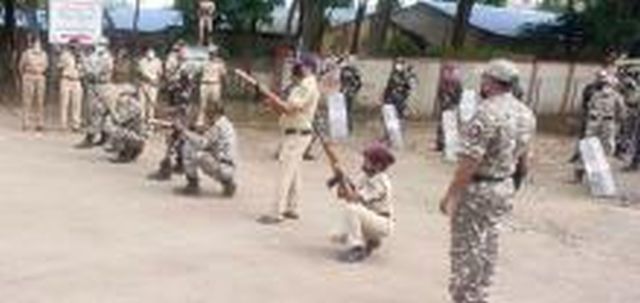 Police 'route march' in Girnar | गिरणारेत पोलिसांचा ‘रुट मार्च’ Police 'route march' in Girnar | गिरणारेत पोलिसांचा ‘रुट मार्च’