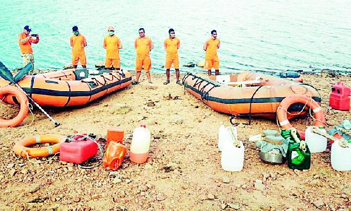 Public awareness and vigilance are important weapons | जनजागृती व दक्षता ही महत्त्वाची शस्त्रे Public awareness and vigilance are important weapons | जनजागृती व दक्षता ही महत्त्वाची शस्त्रे