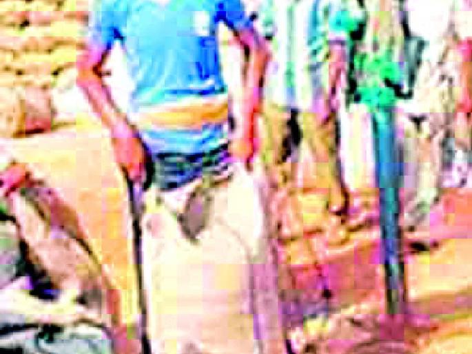 Now rely on the wages of the attackers | आता हमालांच्या मजुरीवरही डल्ला Now rely on the wages of the attackers | आता हमालांच्या मजुरीवरही डल्ला