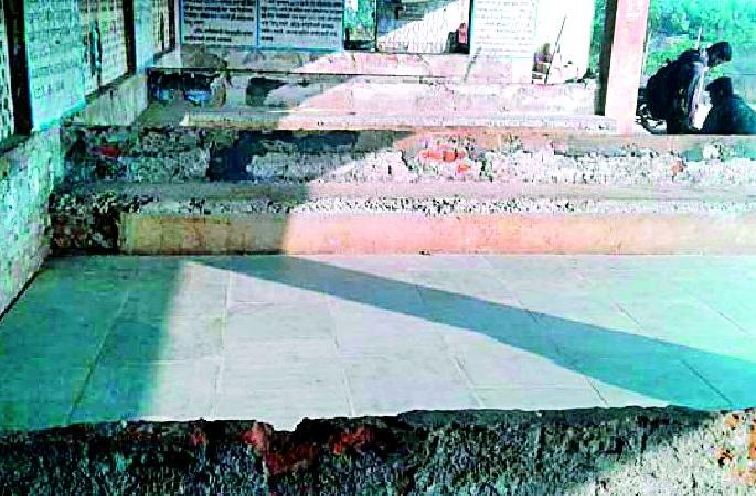 Use of inferior material for the work of Deori bus station | देवरी बसस्थानकाच्या कामात निकृष्ट साहित्याचा वापर