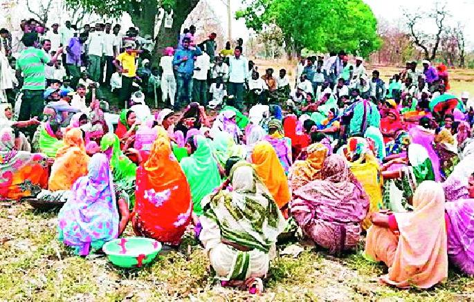 Workers' status to Roho's 25 thousand laborers will be given | रोहयोच्या २५ हजार मजुरांना मिळणार कामगारांचा दर्जा Workers' status to Roho's 25 thousand laborers will be given | रोहयोच्या २५ हजार मजुरांना मिळणार कामगारांचा दर्जा