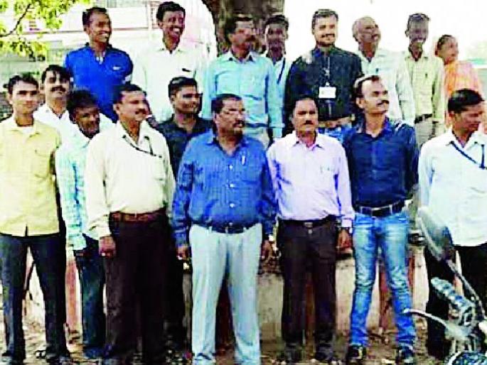 Work of employees of Tehsil office stopped movement | तहसील कार्यालयाच्या कर्मचाऱ्यांचे काम बंद आंदोलन Work of employees of Tehsil office stopped movement | तहसील कार्यालयाच्या कर्मचाऱ्यांचे काम बंद आंदोलन