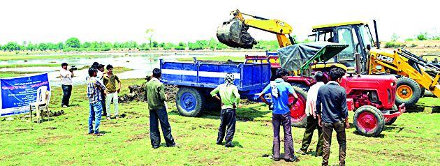49 Silt removed from the tank | ४९ तलावातून काढला गाळ 49 Silt removed from the tank | ४९ तलावातून काढला गाळ
