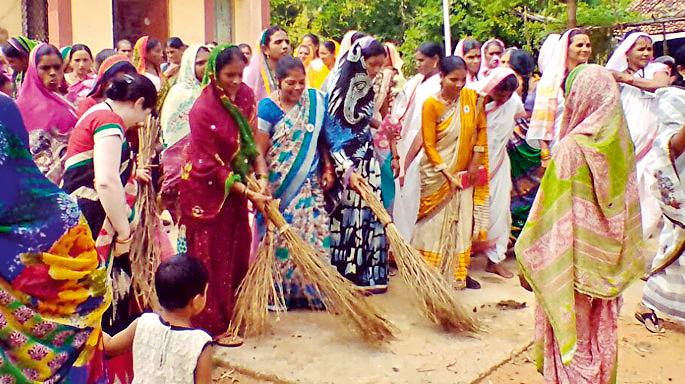 Savings group women took cleanliness | बचत गटाच्या महिलांनी घेतला स्वच्छतेचा ध्यास