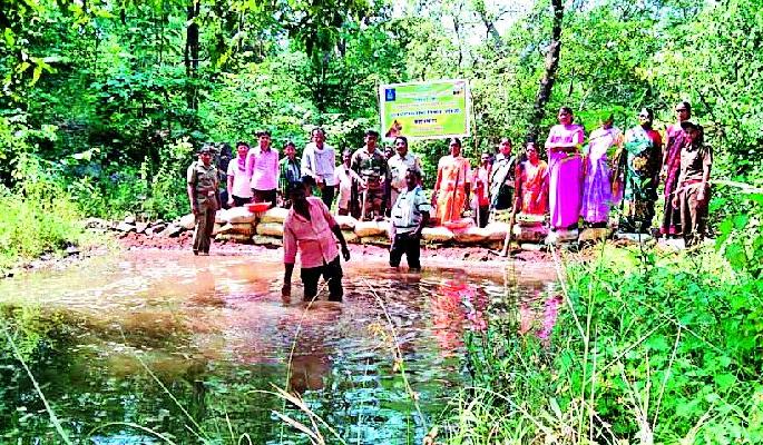 Forest built for wild animals | वन्यप्राण्यांसाठी बांधला वनराई बंधारा Forest built for wild animals | वन्यप्राण्यांसाठी बांधला वनराई बंधारा