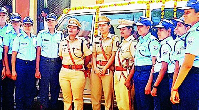 She was handed over to the families who were rescued | तिला सुखरूप केले कुटुंबीयांच्या स्वाधीन