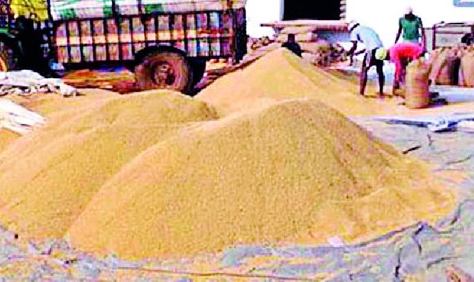 The Paddy Purchase Center maintains a confusing clutter | धान खरेदी केंद्रावर सावळा गोंधळ कायम