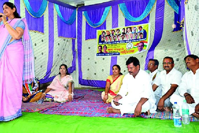 Lok Sabha Election 2019; How do farmers of the farmers of the farmers call the widows? | Lok Sabha Election 2019; शेतकऱ्यांच्या मुलांना लावारीस म्हणणारे शेतकरी हितैशी कसे ? Lok Sabha Election 2019; How do farmers of the farmers of the farmers call the widows? | Lok Sabha Election 2019; शेतकऱ्यांच्या मुलांना लावारीस म्हणणारे शेतकरी हितैशी कसे ?