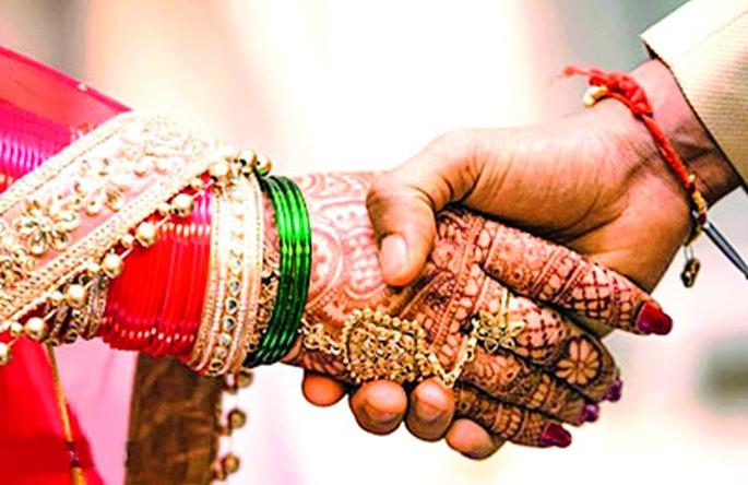 Closed door wedding ceremonies | बंद दाराआड लग्नसोहळे धडाक्यात Closed door wedding ceremonies | बंद दाराआड लग्नसोहळे धडाक्यात
