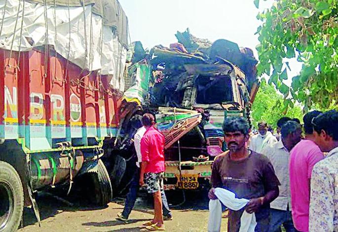 The two trucks face in front of one another | दोन ट्रकची समोरासमोर धडक