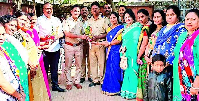 Rain showers on the police | पोलिसांवर शुभेच्छांचा वर्षाव Rain showers on the police | पोलिसांवर शुभेच्छांचा वर्षाव