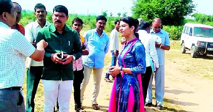 District Collector's visit to Dhanoli with MLAs | आमदारांसह जिल्हाधिकाऱ्यांची धानोलीला भेट District Collector's visit to Dhanoli with MLAs | आमदारांसह जिल्हाधिकाऱ्यांची धानोलीला भेट