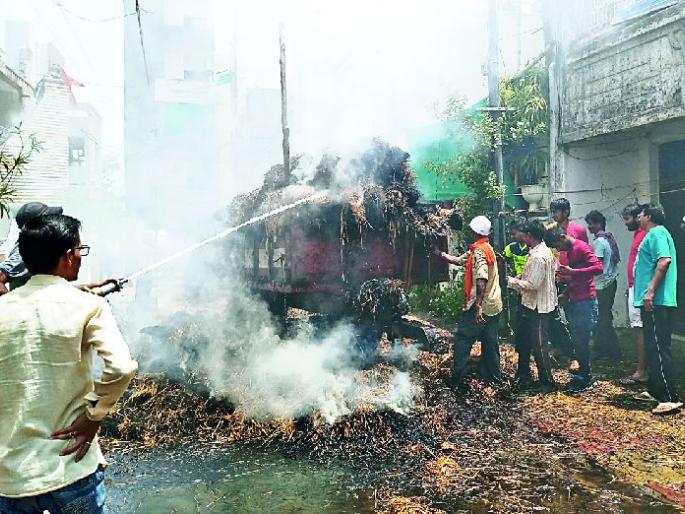 'The Burning Tractor' in Civil Lines | सिव्हिल लाईन्समध्ये ‘द बर्निंग ट्रॅक्टर’ 'The Burning Tractor' in Civil Lines | सिव्हिल लाईन्समध्ये ‘द बर्निंग ट्रॅक्टर’