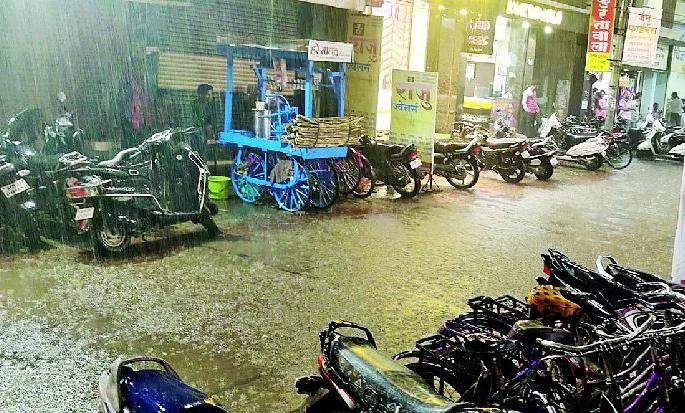The district was hit with hailstorm again | जिल्ह्याला पुन्हा अवकाळी पाऊस गारपिटीने झोडपले The district was hit with hailstorm again | जिल्ह्याला पुन्हा अवकाळी पाऊस गारपिटीने झोडपले