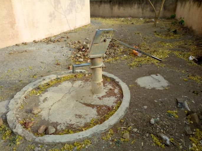 The pavement is shabby; | हातपंप जर्जर, यंत्रणांना फुटेना पाझर! The pavement is shabby; | हातपंप जर्जर, यंत्रणांना फुटेना पाझर!