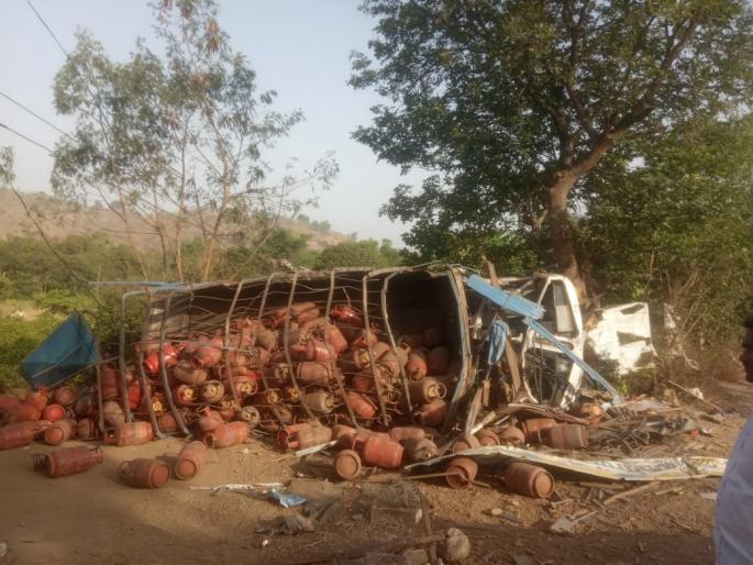 A truck full of cylinders overturned in the yard | सिलिंडरने भरलेला ट्रक अंगणात येऊन उलटला