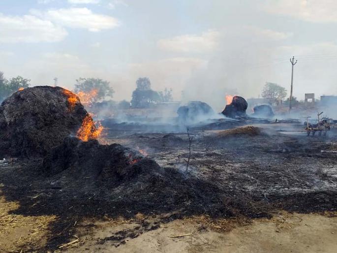 Firefight in the Hatta area | हट्टा परिसरात आखाड्यांना आग Firefight in the Hatta area | हट्टा परिसरात आखाड्यांना आग