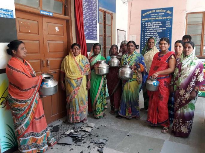 In front of the office of the Chiefs, the water boiled the pot | मुख्याधिकाऱ्यांच्या कक्षासमोरच पाण्याचे मडके फोडले In front of the office of the Chiefs, the water boiled the pot | मुख्याधिकाऱ्यांच्या कक्षासमोरच पाण्याचे मडके फोडले