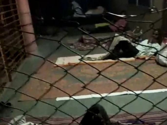 Many stay overnight at the sorghum and maize shopping center | ज्वारी व मका खरेदी केंद्रात अनेकांचा रात्री मुक्काम Many stay overnight at the sorghum and maize shopping center | ज्वारी व मका खरेदी केंद्रात अनेकांचा रात्री मुक्काम