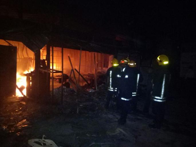 nashik,indiranagar,shop,fire | इंदिरानगरमधील फर्निचर दुकानास आग : लाखोंचे नुकसान nashik,indiranagar,shop,fire | इंदिरानगरमधील फर्निचर दुकानास आग : लाखोंचे नुकसान