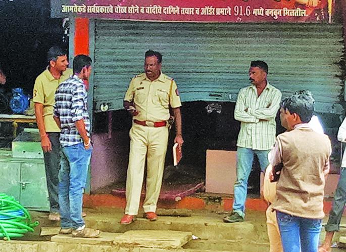 Jat in Jat looted Rs | जतमध्ये सराफी दुकान फोडून १५ लाखांचा ऐवज लंपास