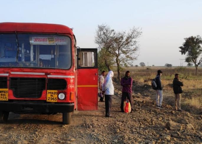 Travelers troubled over by buses | खटारा बसेसला प्रवासी वैतागले Travelers troubled over by buses | खटारा बसेसला प्रवासी वैतागले