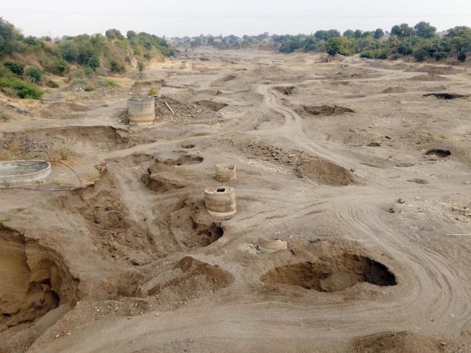 Sublimation of Purna river basin due to rampant sand rains | बेसुमार वाळू उपशामुळे पूर्णा नदीपात्राची चाळणी Sublimation of Purna river basin due to rampant sand rains | बेसुमार वाळू उपशामुळे पूर्णा नदीपात्राची चाळणी