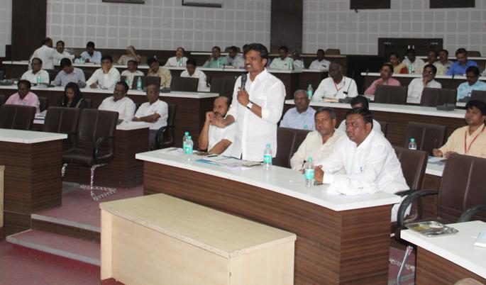 Stormy meeting on water shortage | पाणीटंचाईवरून गाजली सभा Stormy meeting on water shortage | पाणीटंचाईवरून गाजली सभा