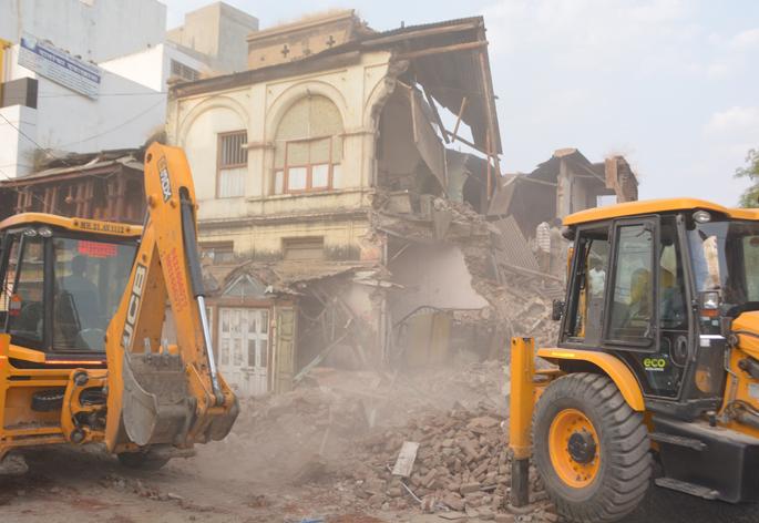 The old woman killed the house collapsed | घर कोसळून वृद्ध महिला ठार