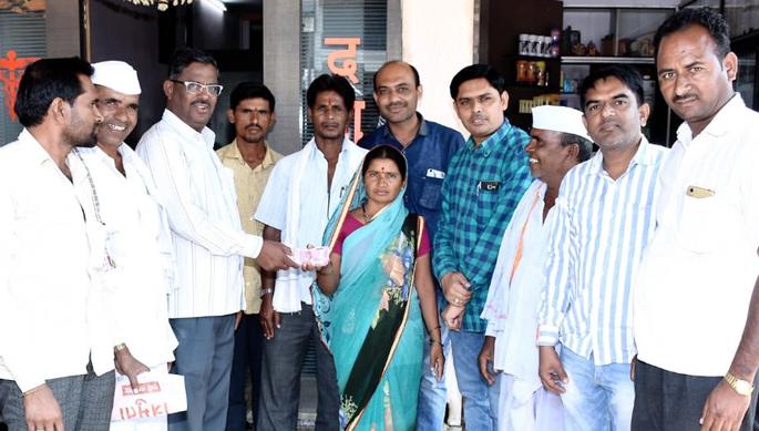 Woman returned 2 lakhs to the bank | महिलेने बँकेला केले २ लाख परत Woman returned 2 lakhs to the bank | महिलेने बँकेला केले २ लाख परत