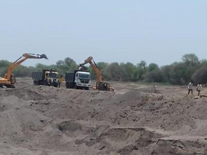 The illegal sand extraction | कोठाळा येथील वाळूघाटातून अवैध वाळूचा उपसा सुरूच The illegal sand extraction | कोठाळा येथील वाळूघाटातून अवैध वाळूचा उपसा सुरूच