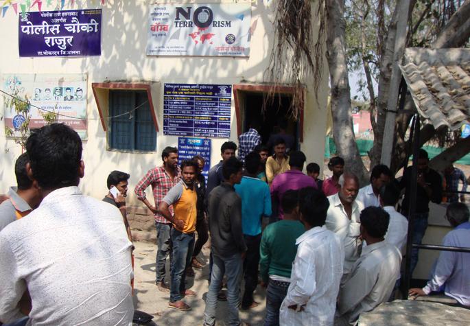 Plantiff's gesture at police outpost | पोलीस चौकीत फिर्यादींचा आक्रोश