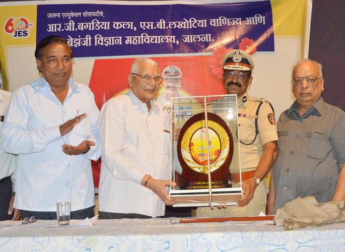 Honest efforts lead to success. | प्रामाणिक प्रयत्नातून यश हमखास मिळते.. Honest efforts lead to success. | प्रामाणिक प्रयत्नातून यश हमखास मिळते..