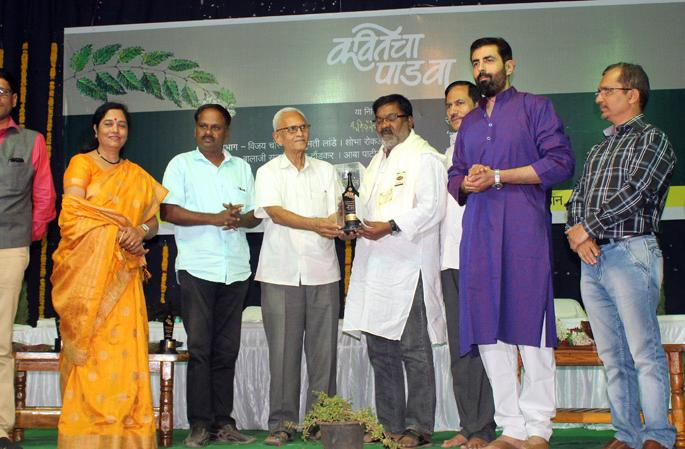 Soumitra gets Dukkhi state poetry award | सौमित्र यांना दु:खी राज्य काव्य पुरस्कार Soumitra gets Dukkhi state poetry award | सौमित्र यांना दु:खी राज्य काव्य पुरस्कार