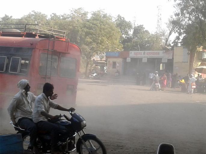 Dust storm in bus station area; Travelers' Pickup ... | बसस्थानक परिसरात धुळीचे लोट; प्रवाशांचे हाल...