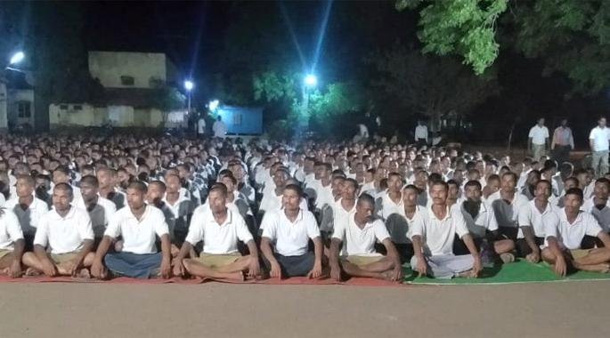 Yoga lessons taken by police officers, employees | पोलीस अधिकारी, कर्मचाऱ्यांनी घेतले योगाचे धडे Yoga lessons taken by police officers, employees | पोलीस अधिकारी, कर्मचाऱ्यांनी घेतले योगाचे धडे