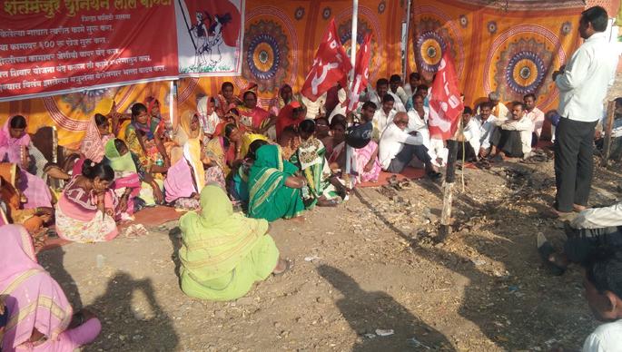 On the third day, the agitation for labor work continued | तिसऱ्या दिवशीही मजुरांचे कामासाठी आंदोलन सुरूच