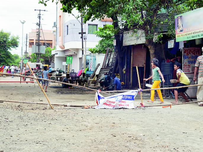 The entertainment zone in the city of Solapur is 'Aav Jaav Ghar Tumhara'! | Sting Operation; सोलापूर शहरातील कंटेन्मेंट झोन म्हणजे ‘आव जाव घर तुम्हारा’! The entertainment zone in the city of Solapur is 'Aav Jaav Ghar Tumhara'! | Sting Operation; सोलापूर शहरातील कंटेन्मेंट झोन म्हणजे ‘आव जाव घर तुम्हारा’!