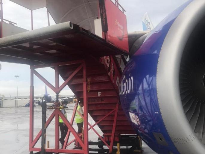 Damage caused by SpiceJet ladder falling on Indigo aircraft | स्पाईसजेट विमानाची शिडी इंडिगो विमानावर पडल्याने नुकसान Damage caused by SpiceJet ladder falling on Indigo aircraft | स्पाईसजेट विमानाची शिडी इंडिगो विमानावर पडल्याने नुकसान